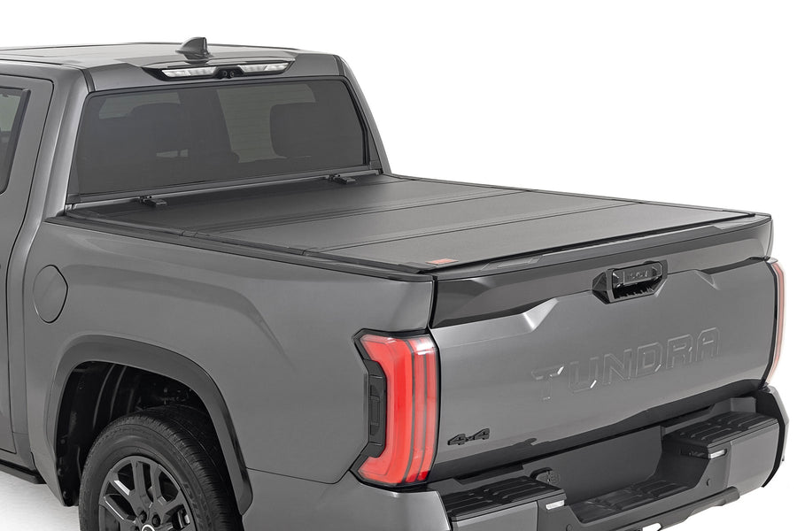 Cubierta de Caja Rígida Tri-Plegable Abatible | 5'7" | Toyota Tundra 2WD/4WD (2022-2026)