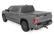 Cubierta de Caja Rígida Tri-Plegable Abatible | 5'7" | Toyota Tundra 2WD/4WD (2022-2026)