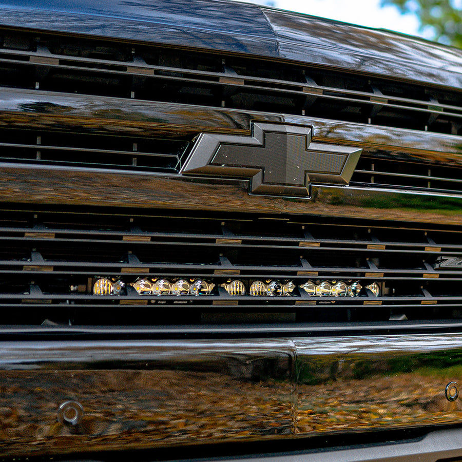 Barra de luz LED Baja Designs Chevy S8 20 Inch Grille Light Bar Kit - Chevy 2019-21 Silverado 1500; NOTE: Exc. LTZ Models (Light Pattern: Driving/Combo, Color: Clear)