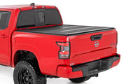 Cubierta de Caja Rígida de Perfil Bajo | 5' Bed | w/Organización de Carga | Nissan Frontier (22-26)