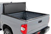 Cubierta de Caja Rígida Tri-Plegable Abatible | 5'7" Bed | Toyota Tundra 2WD/4WD (07-21)