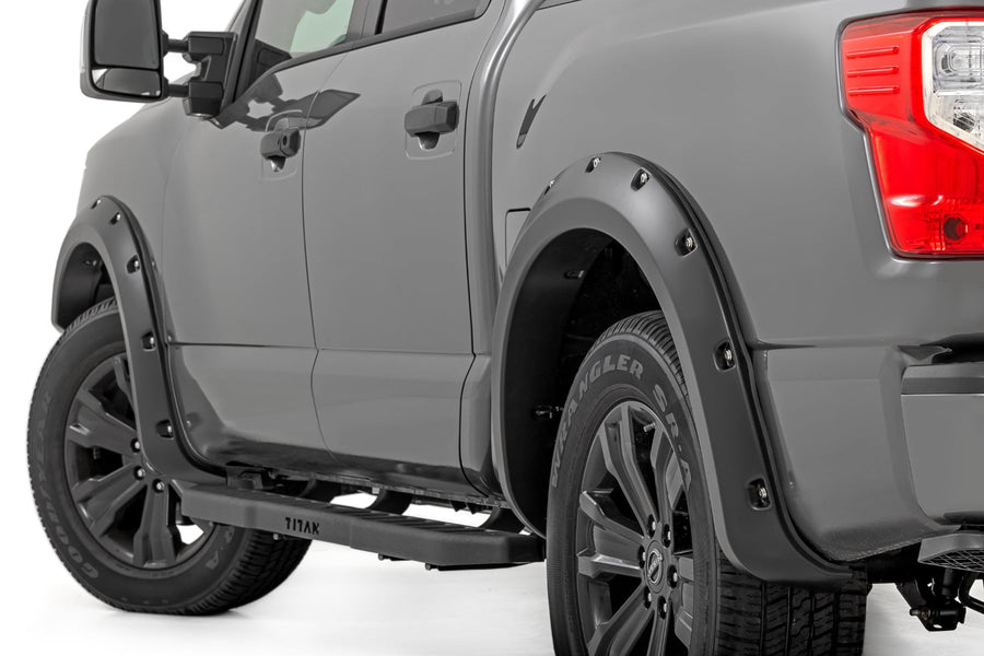 Guardabarros Pocket | K23 Brilliant Plata | Nissan Titan 2WD/4WD (17-24)