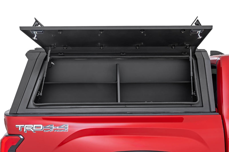 Caja Lateral de Almacenamiento con Repisa para Capota de Caja Lado Pasajero | Toyota Tundra 2WD/4WD (2022-2026)