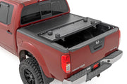 Cubierta de Caja Rígida de Perfil Bajo | 5' Bed | Organización de Carga | Nissan Frontier (05-21)